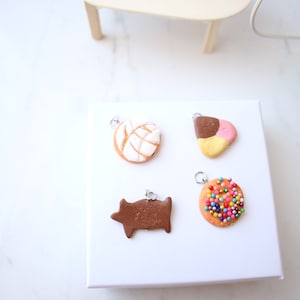 Pan Dulce Charm or Magnet Individual or Set, CONCHA clay charm, miniature food, dollhouse, jewelry, Stitch marker, cute pin, marranito