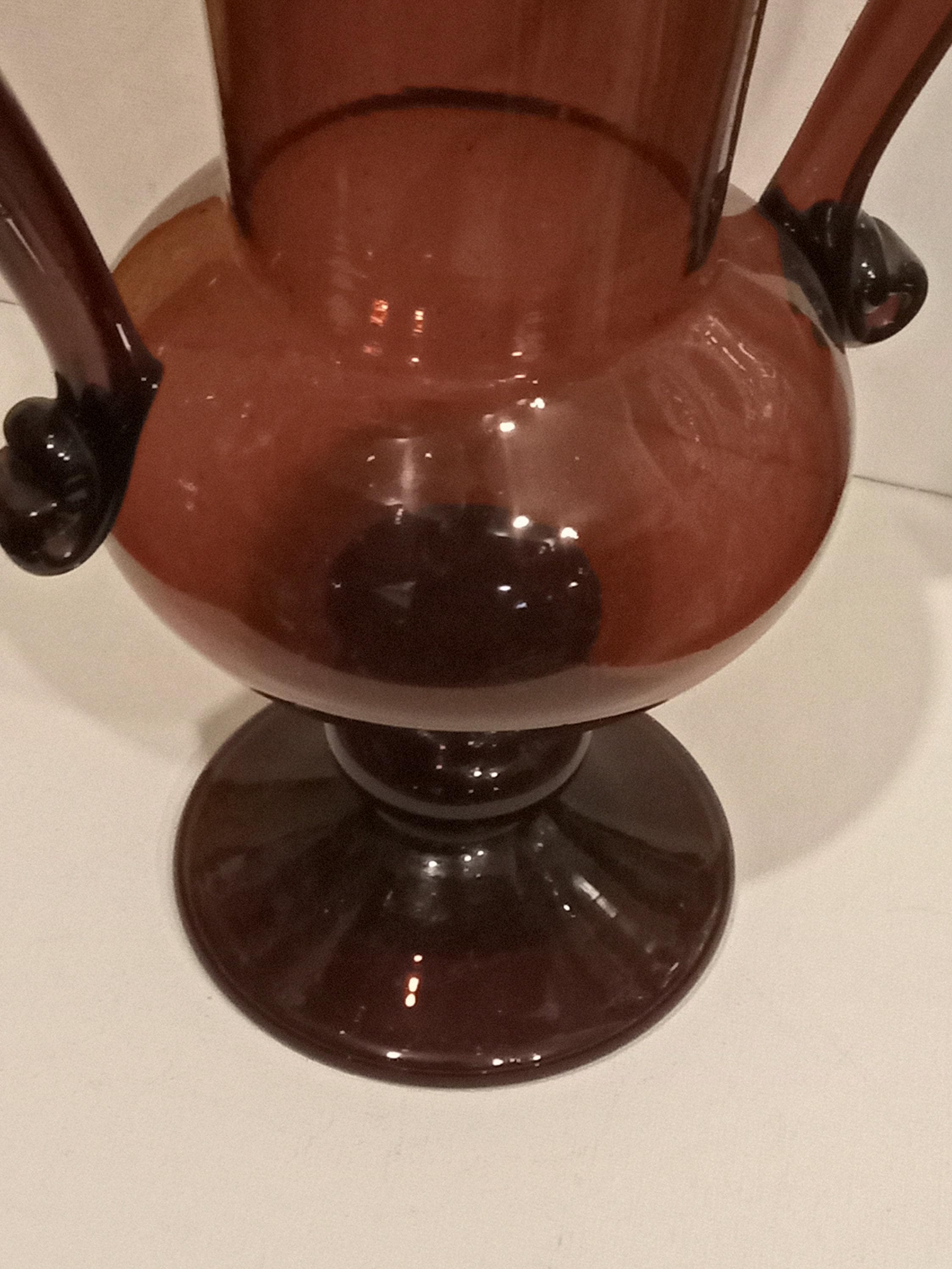 ヴィンテージのガラス製花瓶（ツインハンドル付き）。ミッド