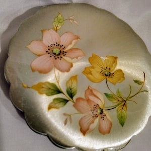 Vintage powder compact and powder sifter. Kigu