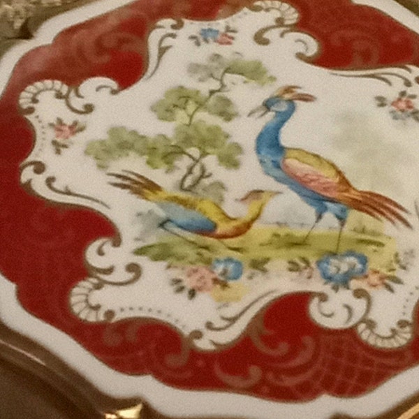 Stratton Poudre compacte et tamis, avec deux oiseaux de paradis sur le couvercle. Utilisé.