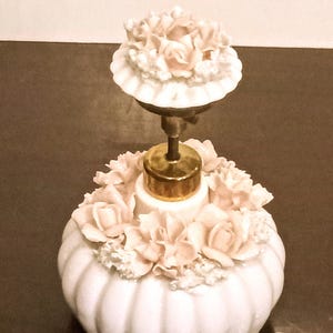 Vintage Parfümflakon.  Blumen Parfüm Zerstäuber aus Porzellan