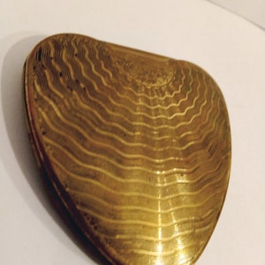 Vintage powder compact. Kigu Heart shaped.