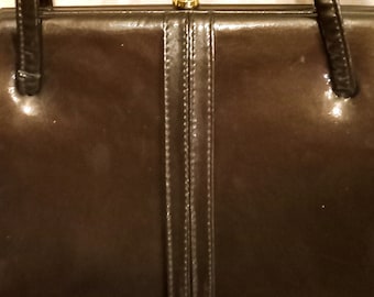 Bolsa vintage de couro envernizado marrom. Totalmente forrada.