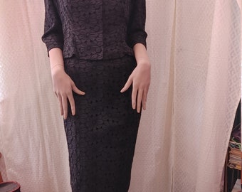 Années 1950 PETIT œillet noir coton ajusté veste crayon jupe set jour/soir vêtements 'Junior For Mademoiselle' DIOR’s 'New Look' Fabriqué au Canada