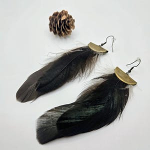 Pendientes de plumas verdes y negras hechos a mano / Joyería bohemia de cobre