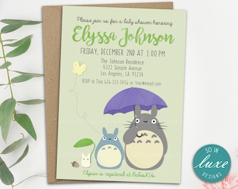 Puede incluir: Una invitación de baby shower verde y blanca con una imagen de dibujos animados de dos personajes de la película Mi vecino Totoro. La invitación es para Elyssa Johnson e incluye la fecha, la hora y la ubicación de la ducha. El texto "SO IN LUXE DESIGNS" está en un círculo en la esquina inferior derecha de la invitación.