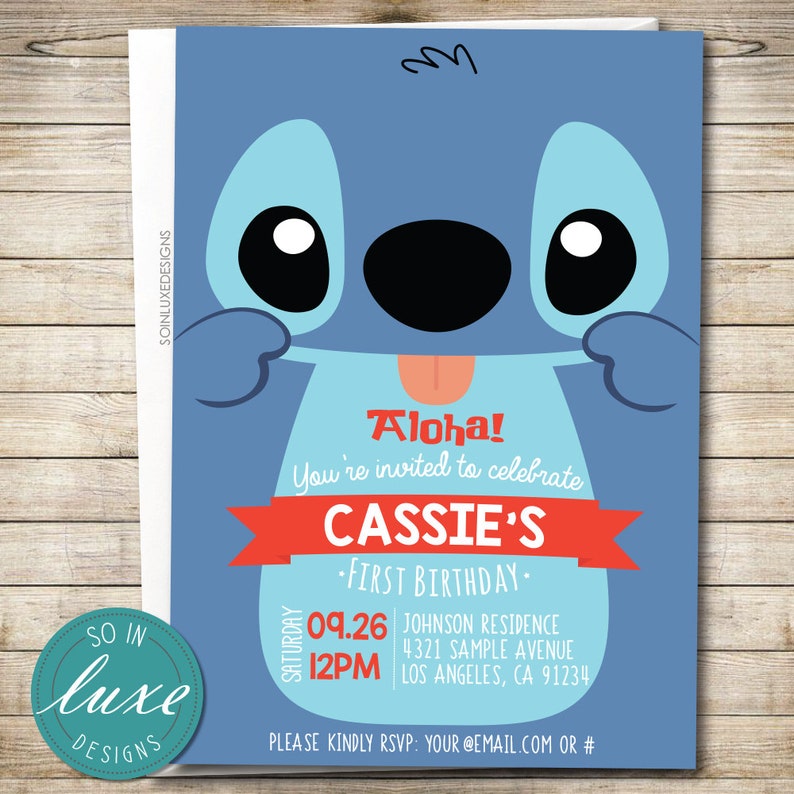 K&ouml;nnte beinhalten: Blaue und hellblaue Stitch-Figur aus dem Disney-Film Lilo & Stitch. Die Figur hat ein breites L&auml;cheln und streckt die Zunge heraus. Der Text auf der Einladung lautet "Aloha! Sie sind eingeladen, den ersten Geburtstag von Cassie zu feiern. Samstag, 09.26, 12:00 Uhr Johnson Residence 4321 Sample Avenue Los Angeles, CA 91234 Bitte melden Sie sich bitte an: your@email.com oder #"
