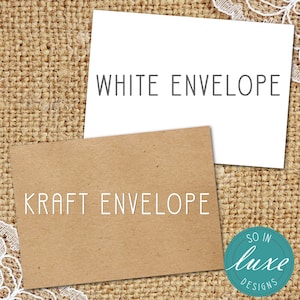 K&ouml;nnte beinhalten: Zwei Umschl&auml;ge, einer wei&szlig; und einer aus braunem Kraftpapier, mit den Worten "WHITE ENVELOPE" und "KRAFT ENVELOPE" bedruckt. Die Umschl&auml;ge liegen auf einem Jutesack-Hintergrund.