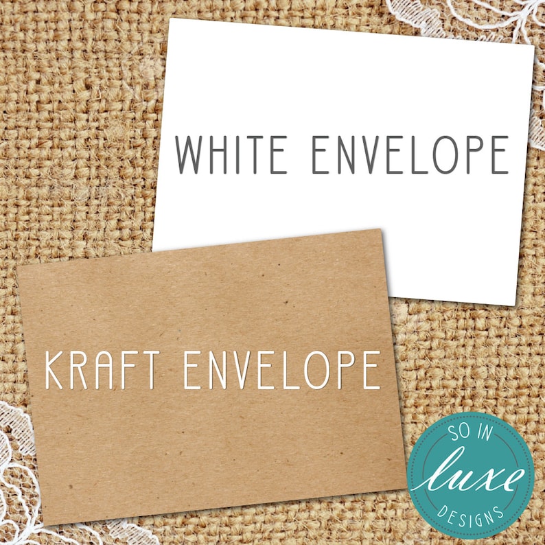 K&ouml;nnte beinhalten: Zwei Umschl&auml;ge, einer wei&szlig; und einer aus braunem Kraftpapier, mit den Worten "WHITE ENVELOPE" und "KRAFT ENVELOPE" bedruckt. Die Umschl&auml;ge liegen auf einem Jutesack-Hintergrund.