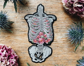 Écusson anatomique de côtes fleuries : anatomie du squelette humain floral, cadeau d'Halloween punk brodé de fleurs