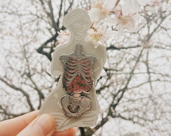 Emaille Pin Anatomie Blumen Blume rosa Pin für ihre Brosche Hexe Pin Skelett Krankenschwester Pin für Doktor Geschenk Abschluss