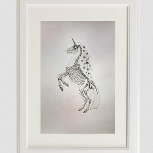 K&ouml;nnte beinhalten: Eine Schwarzwei&szlig;zeichnung eines Einhorn-Skeletts mit einem Blumenkranz auf dem Kopf. Das Einhorn steht auf seinen Hinterbeinen, die Vorderbeine sind erhoben. Der Hintergrund ist ein hellrosa und grauer Aquarell-Wasch.