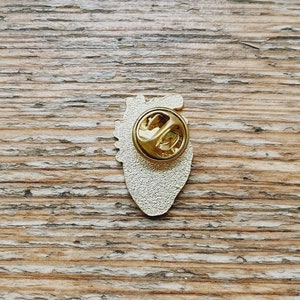 K&ouml;nnte beinhalten: Goldfarbener anatomischer Herz-Pin mit detailliertem Design. Die R&uuml;ckseite des Pins hat eine Standard-Sicherheitsnadel.