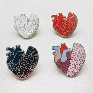 Puede incluir: Cuatro pines de esmalte con un dise&ntilde;o de coraz&oacute;n y cerebro. Los pines est&aacute;n en cuatro combinaciones de colores diferentes: blanco y negro, rojo y negro, negro y blanco y rosa y rojo.