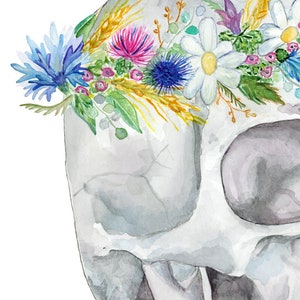 Pu&ograve; includere: Un dipinto ad acquerello di un teschio umano con una corona di fiori. La corona &egrave; fatta di fiori bianchi, gialli, rosa, blu e verdi. Il teschio &egrave; dipinto in tonalit&agrave; di grigio e bianco.
