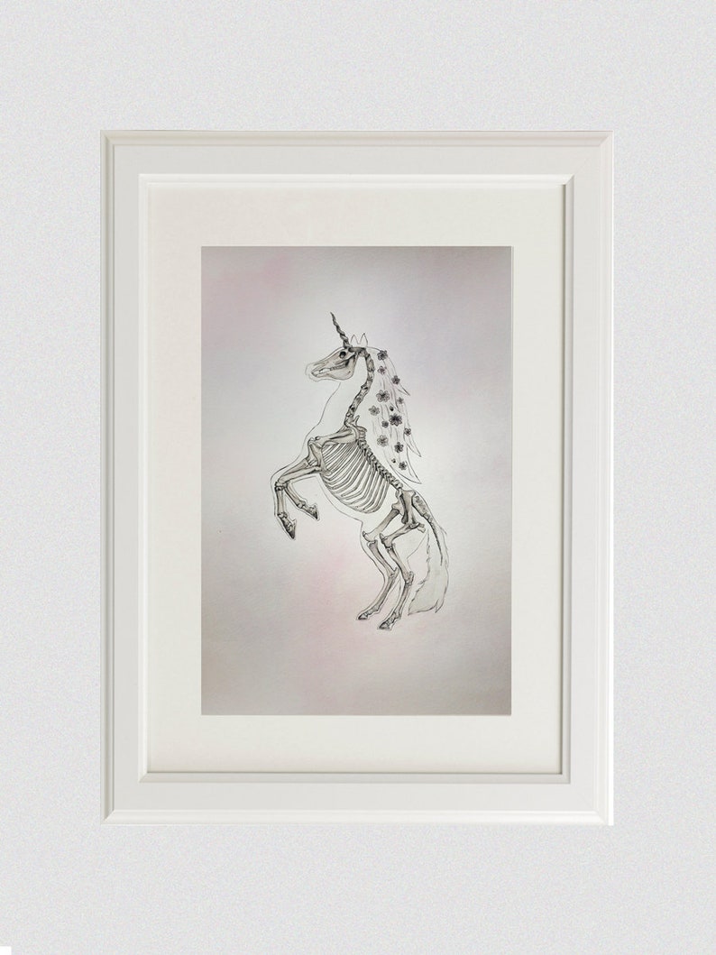 K&ouml;nnte beinhalten: Eine Schwarzwei&szlig;zeichnung eines Einhorn-Skeletts mit einem Blumenkranz auf dem Kopf. Das Einhorn steht auf seinen Hinterbeinen, die Vorderbeine sind erhoben. Der Hintergrund ist ein hellrosa und grauer Aquarell-Wasch.