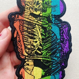 Parche de esqueleto besándose con el arcoíris: Amor gay humano, bordado termoadhesivo, Día de San Valentín, regalo LGBTQ+ imagen 3