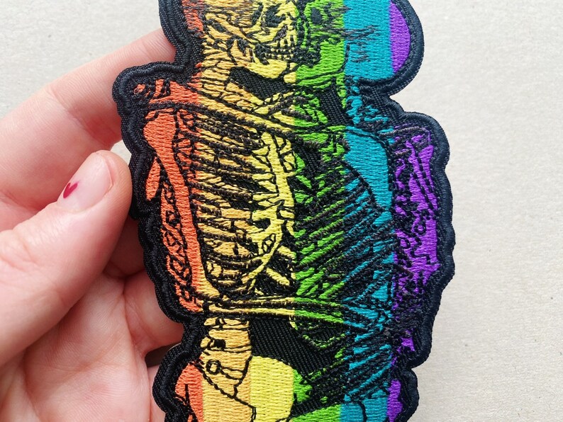 Parche de esqueleto besándose con el arcoíris: Amor gay humano, bordado termoadhesivo, Día de San Valentín, regalo LGBTQ+ imagen 3