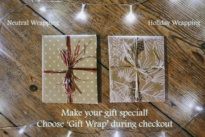 K&ouml;nnte beinhalten: Zwei Geschenkboxen, die in braunes Papier mit unterschiedlichen Designs verpackt sind. Eine Box hat ein neutrales Muster mit wei&szlig;en Punkten und ist mit einem roten Band gebunden. Die andere Box hat ein festliches Design mit wei&szlig;en Kiefern&auml;sten und ist mit einem goldenen Band gebunden. Der Text "Neutrales Verpacken" befindet sich &uuml;ber der ersten Box und "Festliches Verpacken" &uuml;ber der zweiten Box. Der Text "Machen Sie Ihr Geschenk besonders! W&auml;hlen Sie 'Geschenkverpackung' w&auml;hrend des Bestellvorgangs" befindet sich unter den Boxen.
