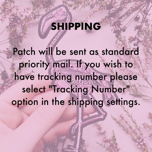 K&ouml;nnte beinhalten: Pinkfarbener Flamingo-Skelett-Patch mit dem Text "SHIPPING" und den folgenden Informationen: "Patch will be sent as standard priority mail. If you wish to have tracking number please select "Tracking Number" option in the shipping settings."