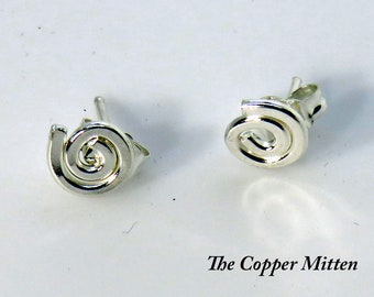 Boucles d’oreilles à poteaux en spirale en argent sterling La mitaine en cuivre (ER 110)