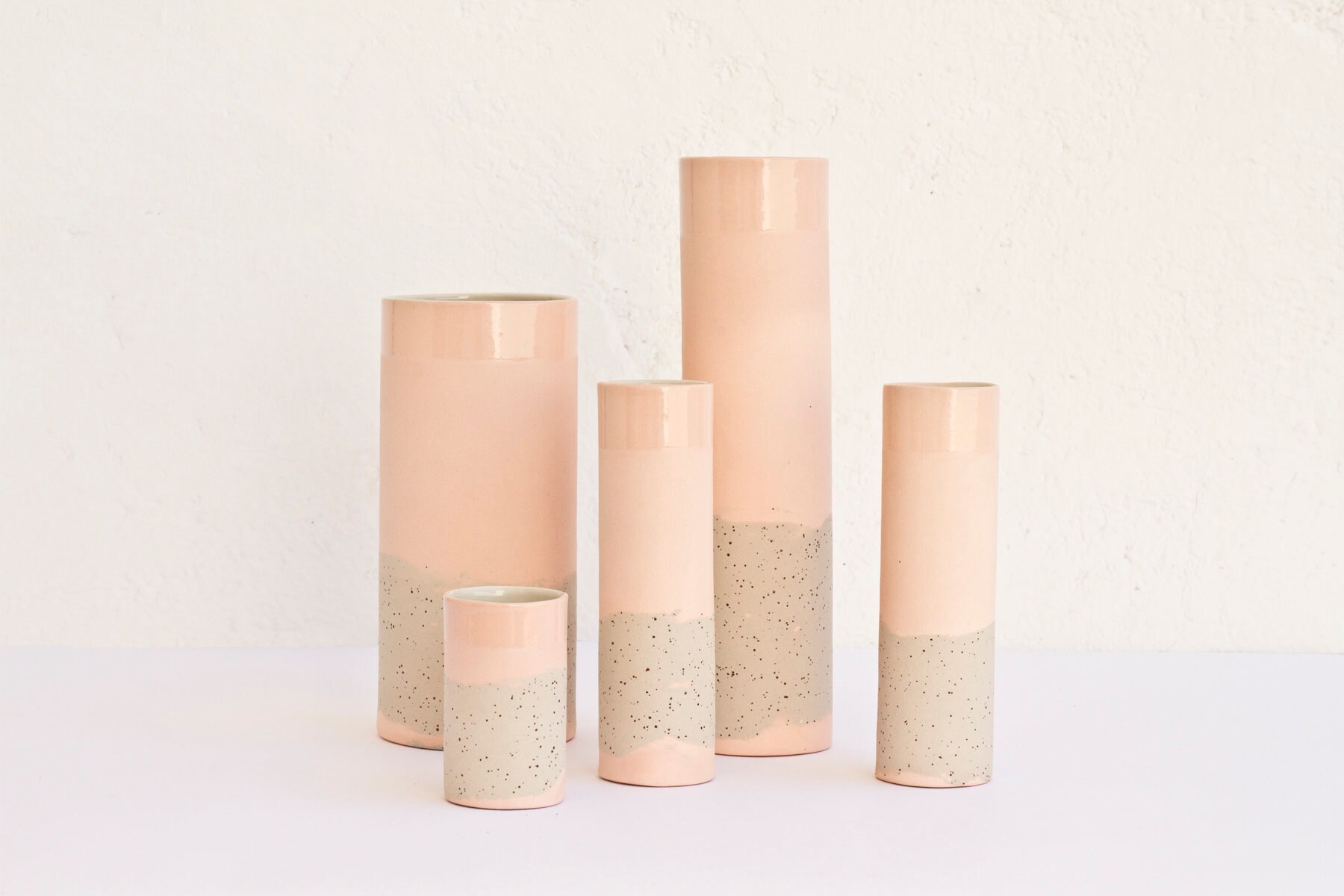 Hohe dünne Keramik Vase weiß und gesprenkelt. | Etsy