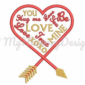 Könnte beinhalten: Ein rotes Herz mit einem goldenen Pfeil, der durch ihn hindurchgeht. Das Herz hat die Worte "You Hug Me Love Love True XOXO Be You Love Mine" im Inneren.