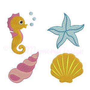 Peut inclure: Un ensemble de quatre patchs brodés sur le thème de la mer : un hippocampe jaune et rose, une étoile de mer bleue, un coquillage rose et un coquillage jaune.