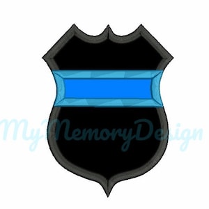 Puede incluir: Diseño de placa de policía negra y azul. La placa tiene forma de escudo con un contorno negro y una franja horizontal azul en el centro. El texto "My Memory Design" está en la parte inferior de la imagen.