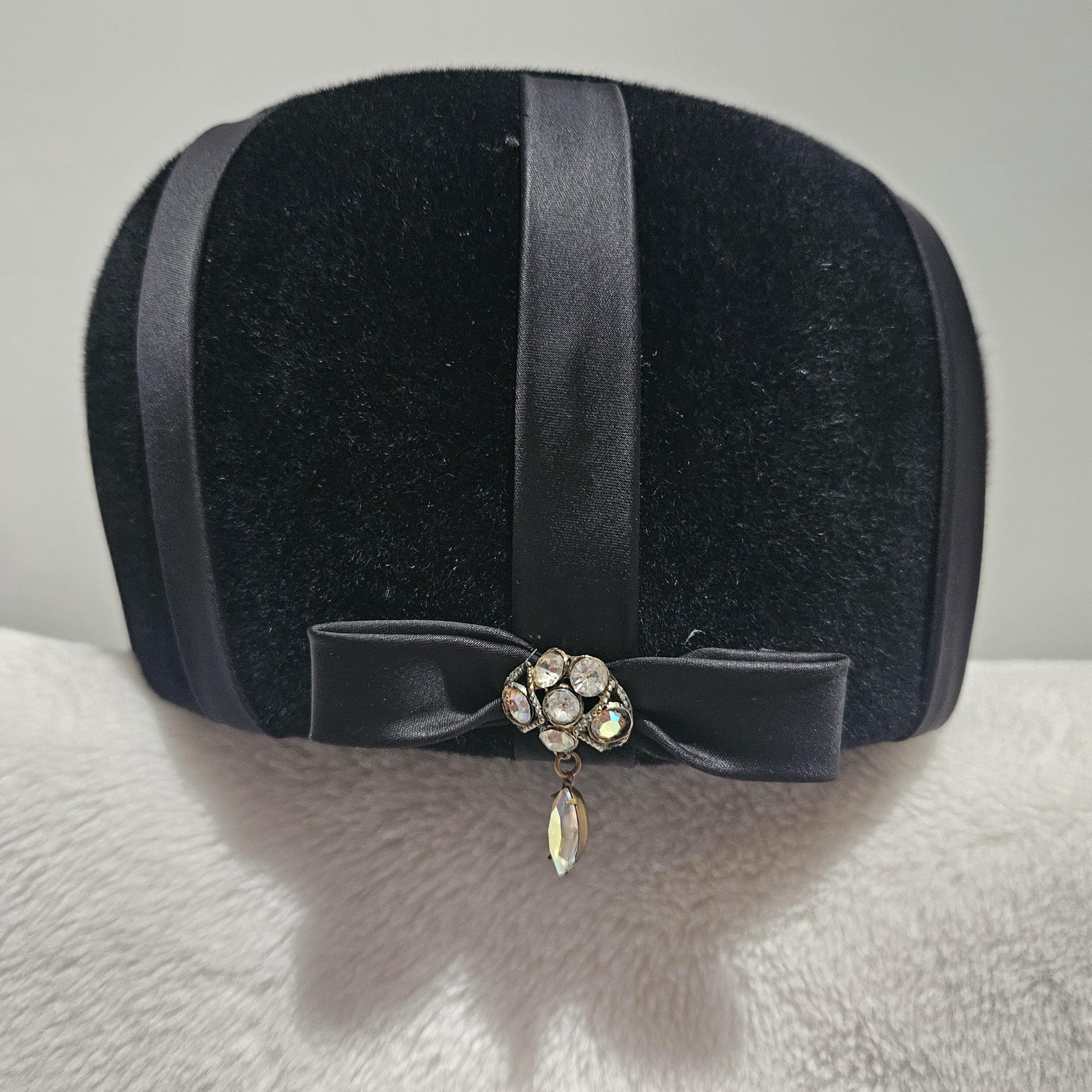 Vintage 60s Velvet Mod Go Go Cap Bow Detail Black 8160 British 1960s Mod Black Velvet Hat With Plastic Flower Pin, Large  main image 4