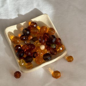 CONTAS REDONDAS MARRONS | Contas misturadas de tons marrons e amarelos | Lote de contas de formatos e tamanhos variados | 15 gramas em cada lote