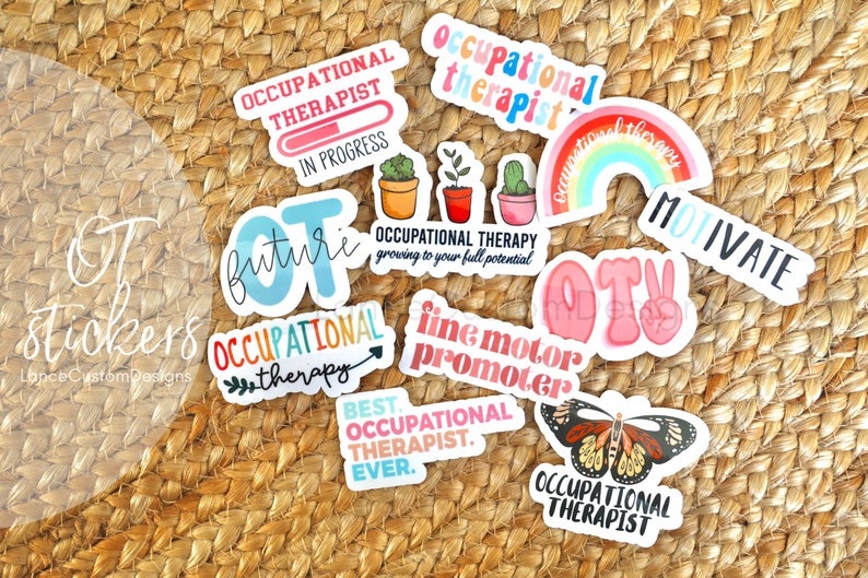 Pu&ograve; includere: Una collezione di adesivi colorati per la terapia occupazionale con frasi come "OT future", "Terapia occupazionale", "Promotore della motricit&agrave; fine" e "Miglior terapista occupazionale di sempre".