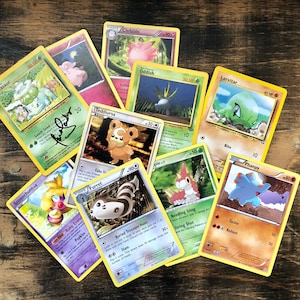 Pokemon, Yugioh, carta Shaman King, distributore di pez, autografata dall'attrice doppiatrice Tara Sands, carte Pokemon, autografo, anime, Bulbasaur, Mokuba