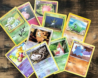 Pokemon, Yugioh, Shaman King-kaart, pez-dispenser, gesigneerd door stemacteur Tara Sands, Pokemon-kaarten, handtekening, anime, Bulbasaur, Mokuba