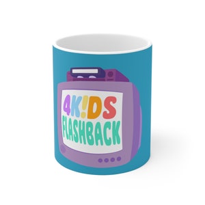 Pode incluir: Uma caneca de cerâmica azul com uma televisão retrô nela. A televisão tem um tocador de VHS no topo e as palavras "4KIDS FLASHBACK" na tela.