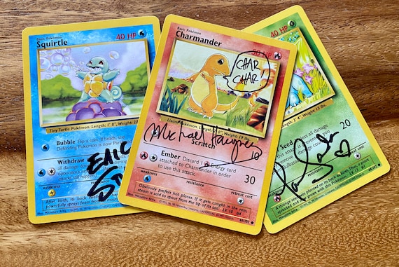 Carte Pokemon autografate Ottieni tutti e 3 gli Starter autografati dagli  attori originali che li hanno doppiati, Bulbasaur, Squirtle, Charmander,  Eric Stuart -  Italia