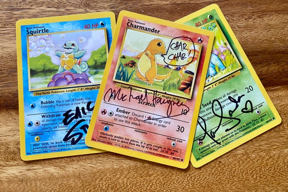 Carte Pokemon autografate Ottieni tutti e 3 gli Starter autografati dagli  attori originali che li hanno doppiati, Bulbasaur, Squirtle, Charmander,  Eric Stuart -  Italia