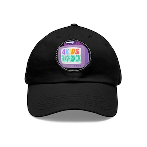 Könnte beinhalten: Schwarze Baseballkappe mit einem lila und weißen Patch, der einen Cartoon-Fernseher mit dem Text "4KIDS FLASHBACK" in Regenbogenfarben zeigt.