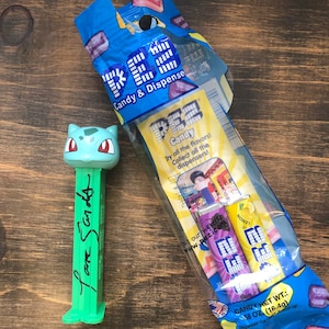 Pokemon, Bisasam, Pez Spender, handsigniert von Synchronsprecherin Tara Sands, Pokemonkarten, Autogramm, Anime,
