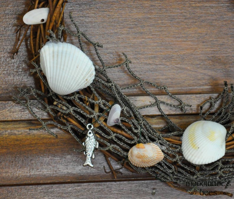 Beachcomber Wreath: 6 Inch Seaside Cottage Themed Seasonal Summer Wreaths Featuring Sea Shells /& Hook Charms Anchor and Net Fish