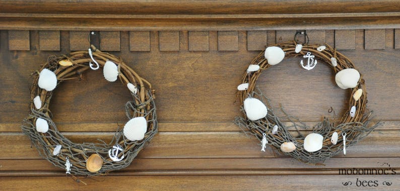 Beachcomber Wreath: 6 Inch Seaside Cottage Themed Seasonal Summer Wreaths Featuring Sea Shells /& Hook Charms Anchor and Net Fish