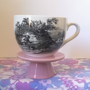 Ceramika Portmeirion z lat 60. XX wieku Sceny sportowe autorstwa Thomasa Bewicka Duża filiżanka do herbaty. Czarny transfer, Rabbiting Scena polowania, duża filiżanka. Zabytkowa filiżanka.