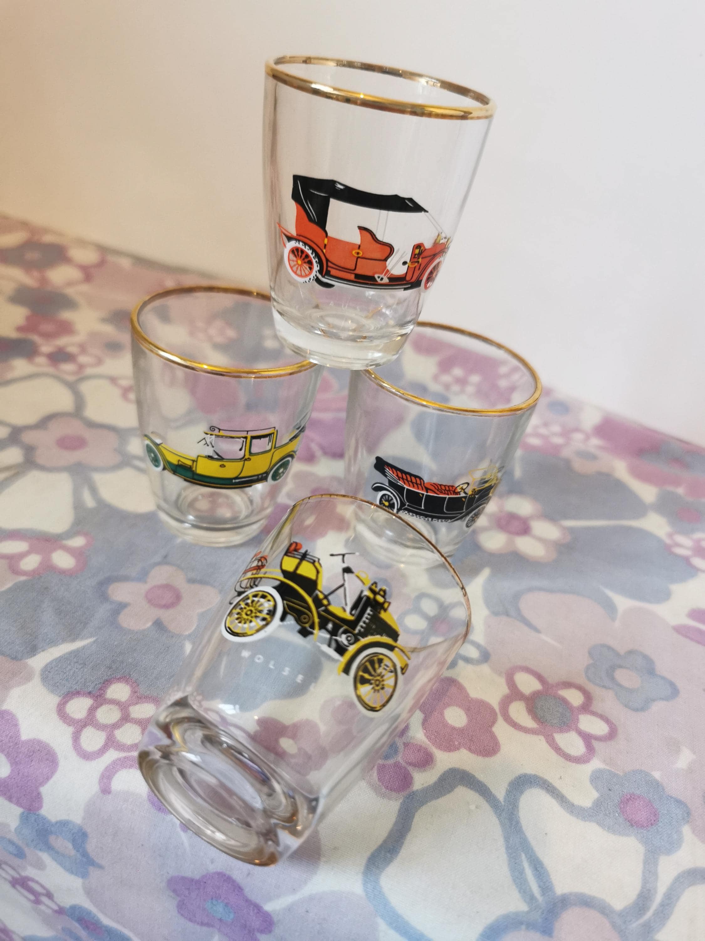 ミッドセンチュリースタイルのショットグラス4個セット。金箔の縁取り