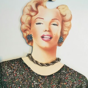Wieszak na ubrania z tektury vintage Marilyn Monroe. wieszak na ubrania, biżuterię, wizytówki. Marilyn Monroe kolekcjonerska dekoracja ścienna na prezent.