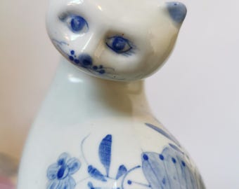 ヴィンテージ陶器の青と白の花柄猫の置物／オーナメント。手描きの