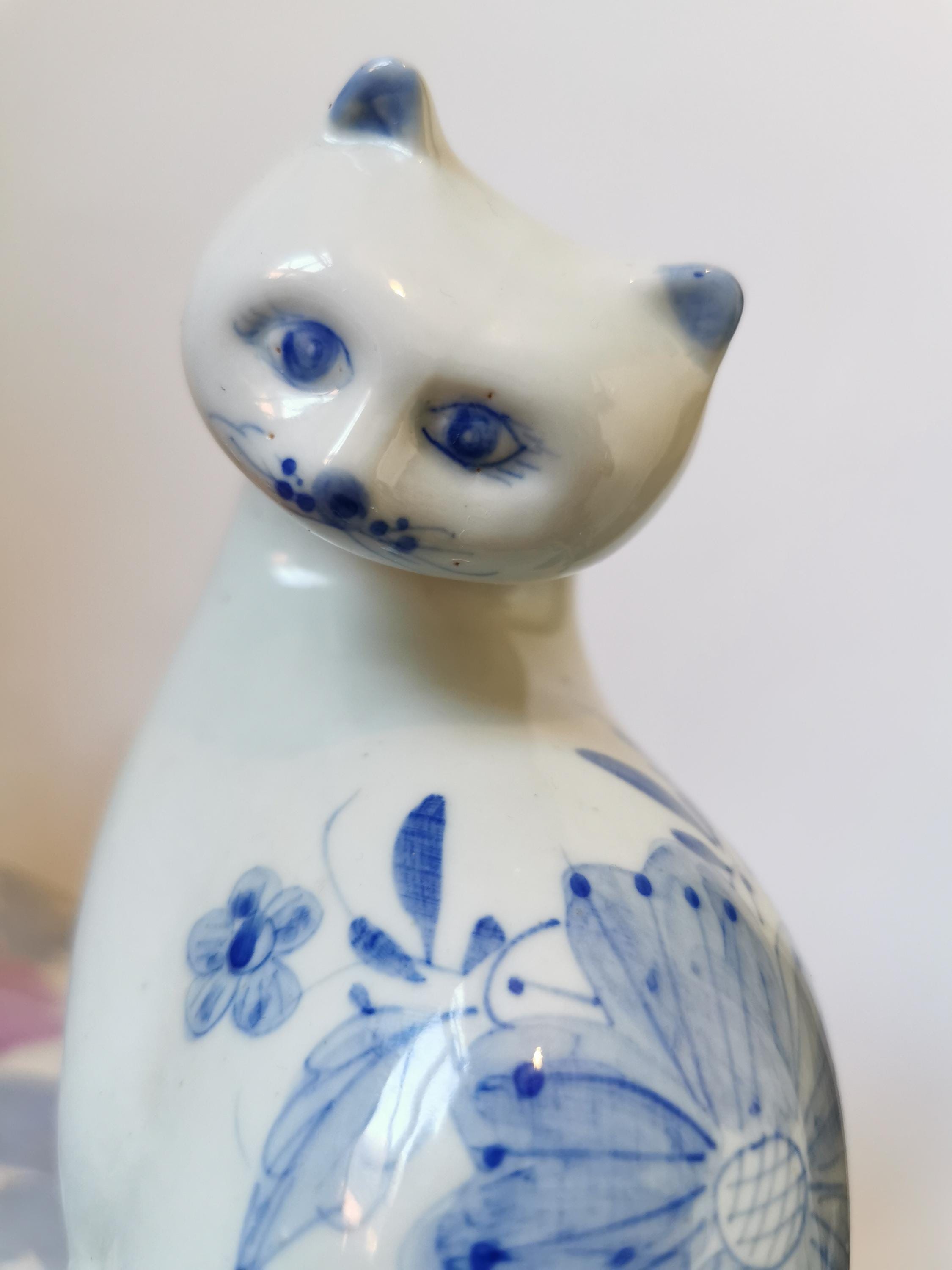 ヴィンテージ陶器の青と白の花柄猫の置物／オーナメント。手描きの