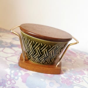 Vaso per conserve e condimenti vintage di Mid-Century Lord Nelson Pottery e base in legno di teak e metallo Wyncraft. Regalo per la casa con stoviglie Mcm degli anni '60.