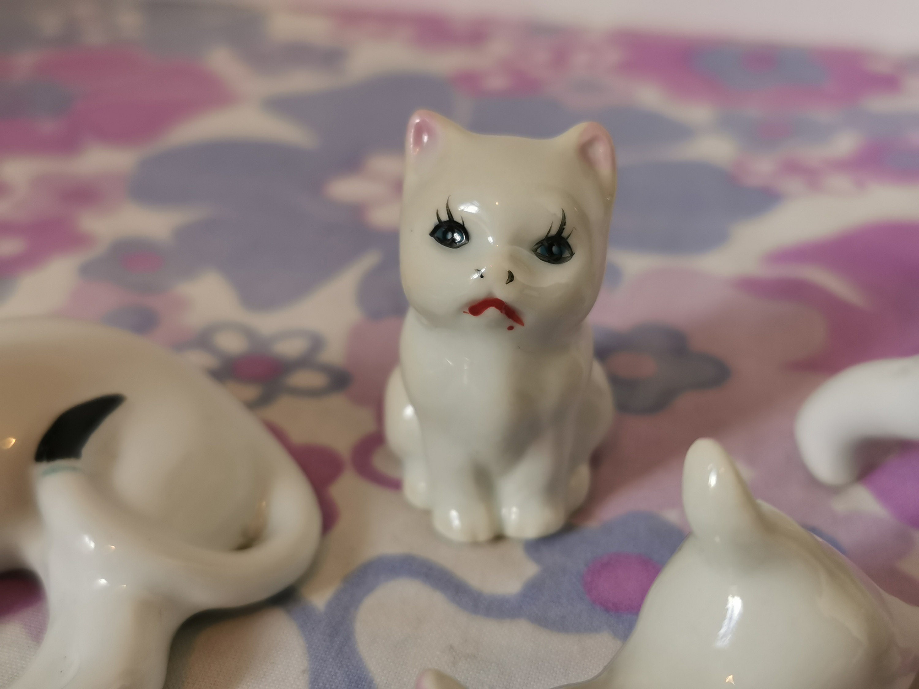 ビンテージのミニチュア陶器猫ファミリー。小さな白い子猫の