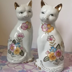 Vintage pair of floral cat figurines/ornaments. Handpainted gold, flower cats. Vintage cute oriental, Asian, Chinese, imari style cat decor.