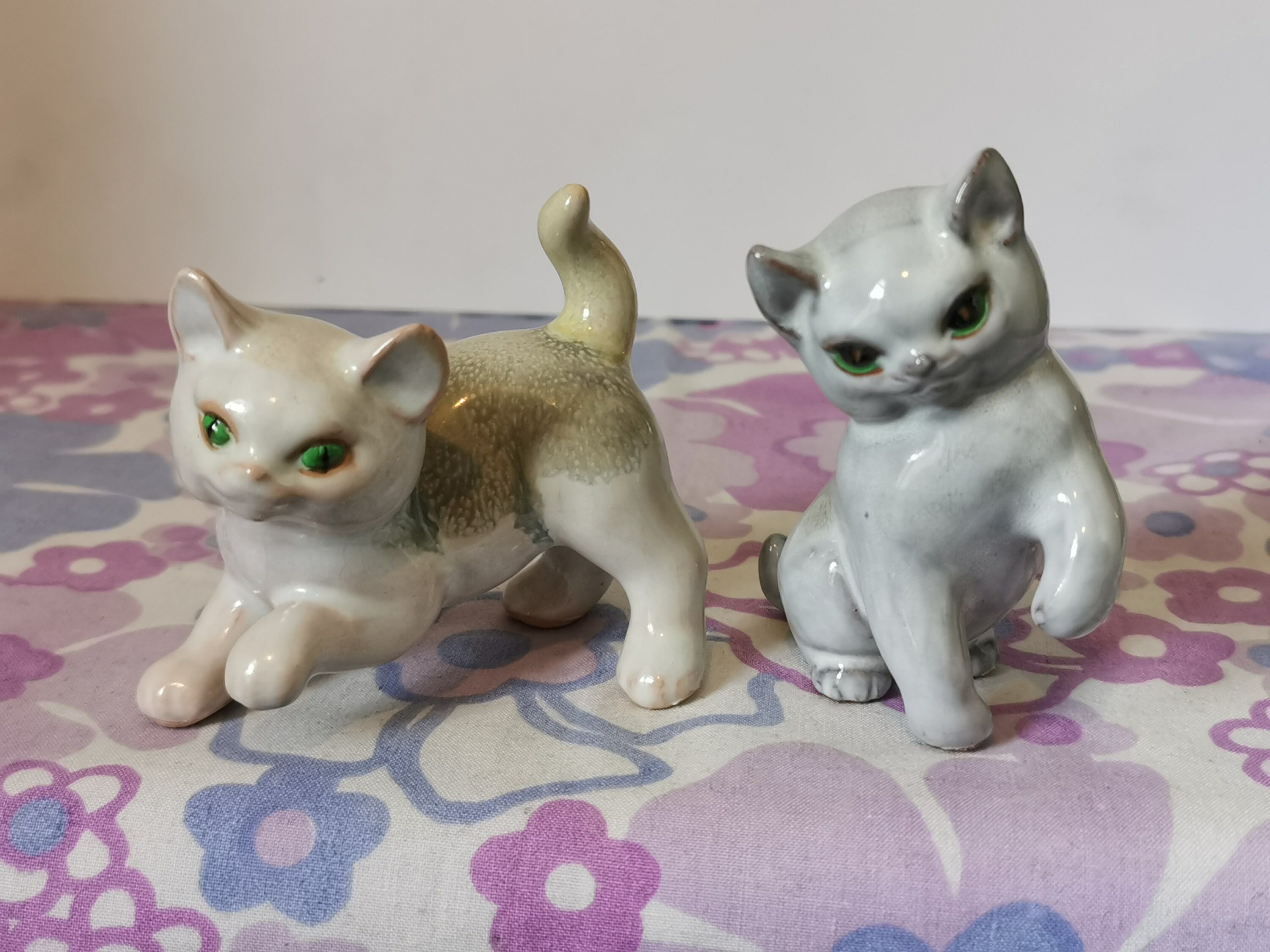 Vintage Chinese Ceramic Cat Pair of Ornaments. Set of 2 Cute China